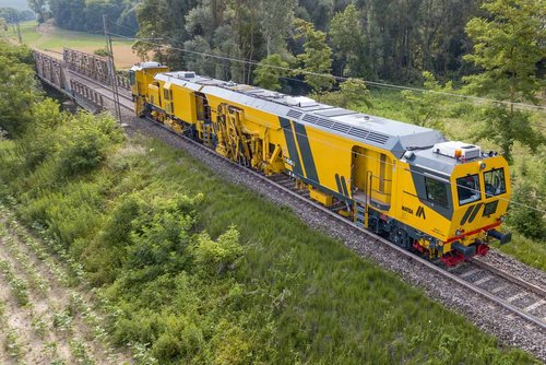 Un train de maintenance ferroviaire de la société de Suisse romande Matisa SA, actionné par des moteurs industriels Cat.