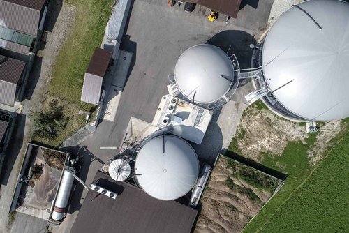 Le terrain d’entreprise de l’installation au biogaz avec les deux CCF à Lindau ZH