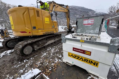 Le ravitaillement en HVO des machines de chantier se fait directement sur le chantier, à partir de réservoirs de carburant loués auprès d’Avesco Rent.