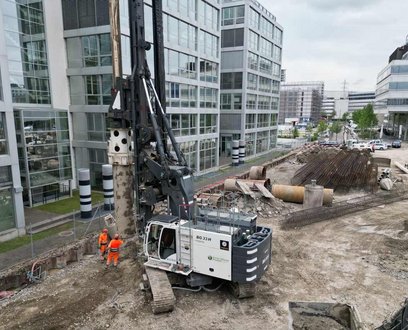 Beim Projekt in Zürich-Leutschenbach setzte Implenia die BG 33 H mit Verrohrungsanlage ein. 