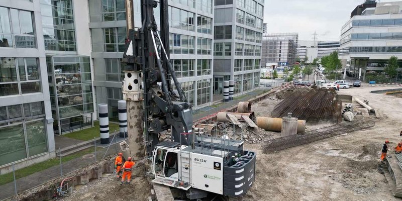 Beim Projekt in Zürich-Leutschenbach setzte Implenia die BG 33 H mit Verrohrungsanlage ein. 