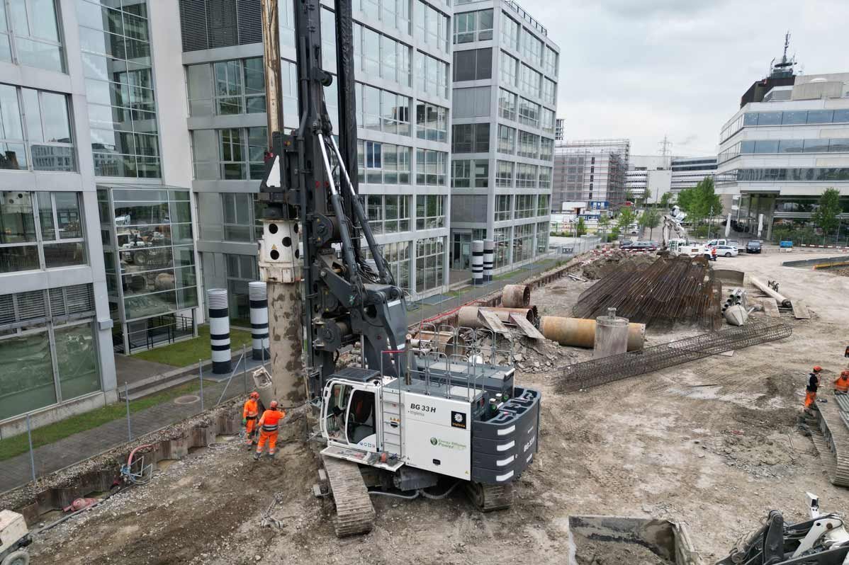 Beim Projekt in Zürich-Leutschenbach setzte Implenia die BG 33 H mit Verrohrungsanlage ein. 