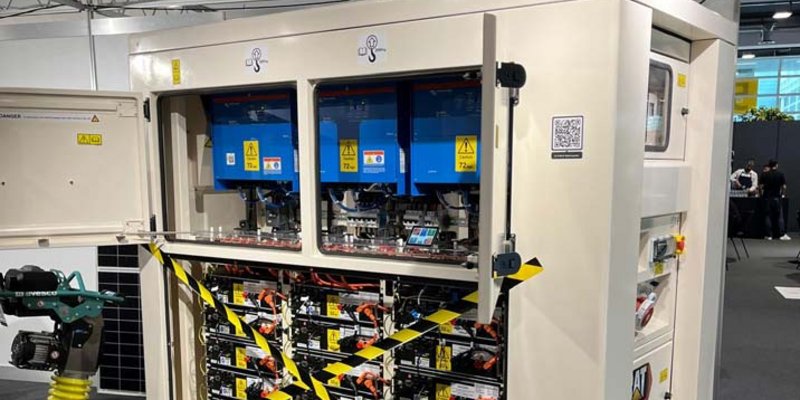 La nouvelle batterie de stockage XES 120 de Caterpillar au stand Avesco durant les Powertage 2024. 