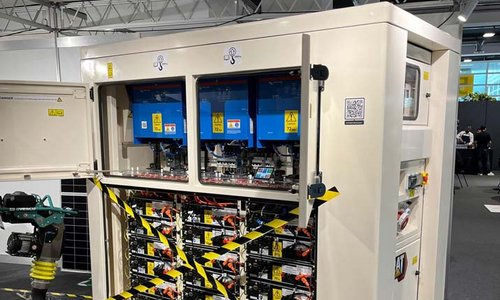 Il fiore all’occhiello: il nuovo accumulatore a batteria XES 120 di Caterpillar presso lo stand Avesco alla fiera Powertagen 2024. 