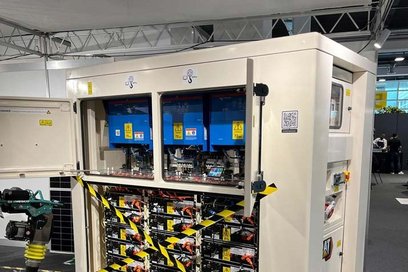 Der neue Batteriespeicher XES 120 von Caterpillar am Avesco Messestand an den Powertagen 2024. 