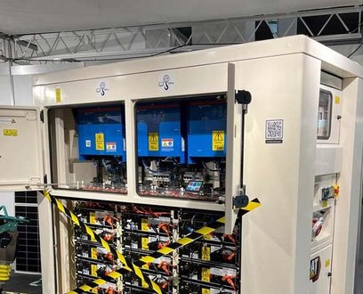 Der neue Batteriespeicher XES 120 von Caterpillar am Avesco Messestand an den Powertagen 2024. 