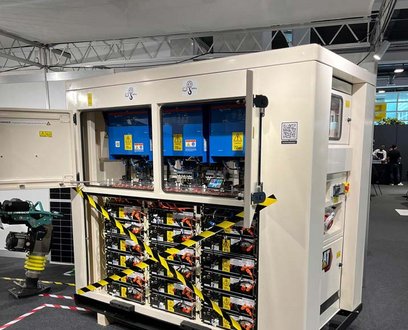 Il fiore all’occhiello: il nuovo accumulatore a batteria XES 120 di Caterpillar presso lo stand Avesco alla fiera Powertagen 2024. 