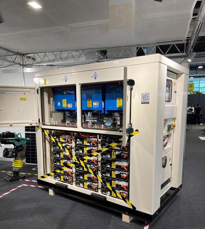 Il fiore all’occhiello: il nuovo accumulatore a batteria XES 120 di Caterpillar presso lo stand Avesco alla fiera Powertagen 2024. 