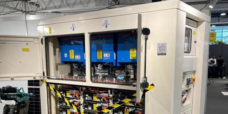 Der neue Batteriespeicher XES 120 von Caterpillar am Avesco Messestand an den Powertagen 2024. 