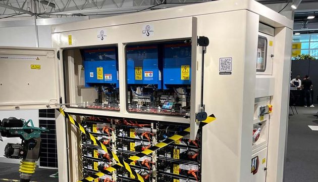 Il fiore all’occhiello: il nuovo accumulatore a batteria XES 120 di Caterpillar presso lo stand Avesco alla fiera Powertagen 2024. 
