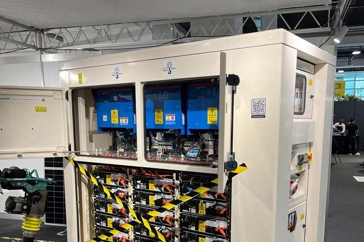 Der neue Batteriespeicher XES 120 von Caterpillar am Avesco Messestand an den Powertagen 2024. 