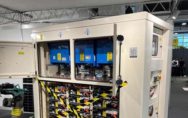 Der neue Batteriespeicher XES 120 von Caterpillar am Avesco Messestand an den Powertagen 2024. 