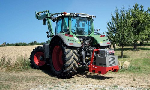 Un generatore a presa di forza fornisce energia elettrica anche lì dove non ci sono reti elettriche nelle vicinanze. Ideale per il lavoro nei campi.