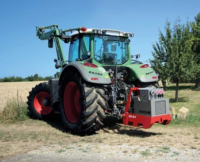 Un generatore a presa di forza fornisce energia elettrica anche lì dove non ci sono reti elettriche nelle vicinanze. Ideale per il lavoro nei campi.