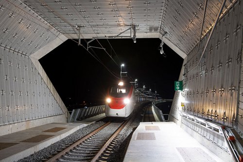Premier passage de train après la mise en service dans les délais du tunnel de base du Ceneri le 13 décembre 2020