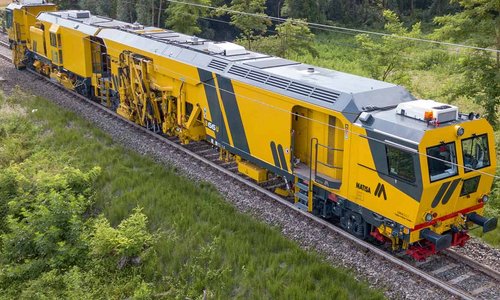 Un treno utilizzato per la manutenzione binari, prodotto dalla società romanda Matisa SA, azionato da motori industriali Cat.