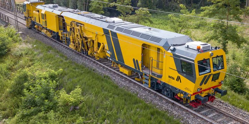 Un treno utilizzato per la manutenzione binari, prodotto dalla società romanda Matisa SA, azionato da motori industriali Cat.