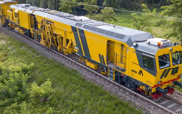 Gleisunterhaltszug der Westschweizer Matisa SA, angetrieben von Cat Industriemotoren.