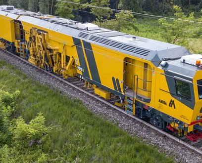 Gleisunterhaltszug der Westschweizer Matisa SA, angetrieben von Cat Industriemotoren.