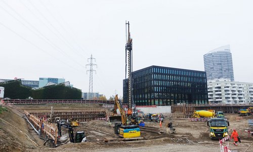 Bauer BG 45 mit Endlosschnecke auf der Baustelle des Projekts Three Point in Dübendorf.