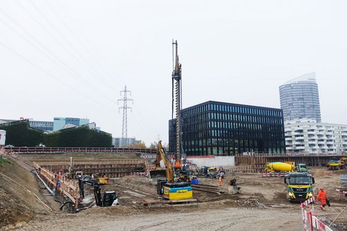 La BG 45 Bauer avec vis sans fin sur le chantier du projet Three Point à Dübendorf. 