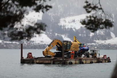 Cat 352 auf dem Transportfloss