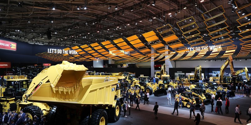 Blick in die riesige Caterpillar Messehalle B6 an der bauma.