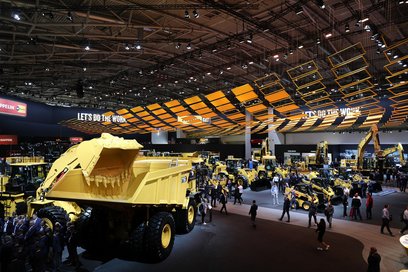 Blick in die riesige Caterpillar Messehalle B6 an der bauma.