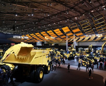 Blick in die riesige Caterpillar Messehalle B6 an der bauma.
