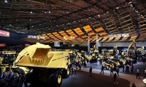 Blick in die riesige Caterpillar Messehalle B6 an der bauma.