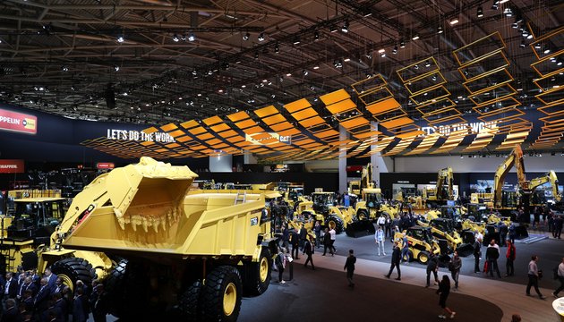 Blick in die riesige Caterpillar Messehalle B6 an der bauma.
