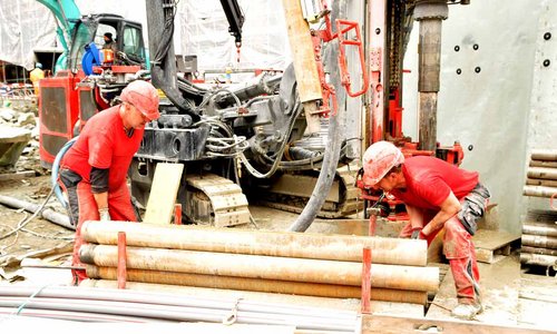 Beim Projekt Schulhausareal Walka in Zermatt führt die GW Geowärme AG mit dem Bohrgerät KLEMM KR 805-3GW 40 Bohrungen von je 140 m Tiefe aus.