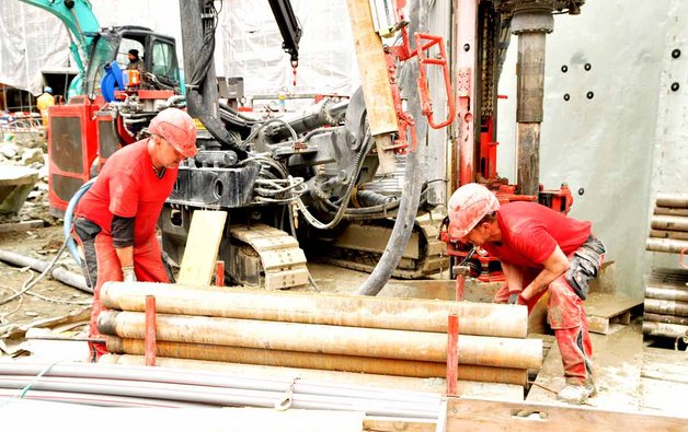 Beim Projekt Schulhausareal Walka in Zermatt führt die GW Geowärme AG mit dem Bohrgerät KLEMM KR 805-3GW 40 Bohrungen von je 140 m Tiefe aus.