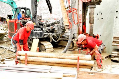 Beim Projekt Schulhausareal Walka in Zermatt führt die GW Geowärme AG mit dem Bohrgerät KLEMM KR 805-3GW 40 Bohrungen von je 140 m Tiefe aus.