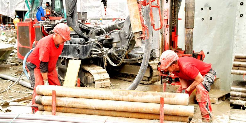 Nell’ambito del progetto per la costruzione del complesso scolastico Walka, a Zermatt, la società GW Geowärme AG esegue con una KLEMM KR 805-3GW 40 perforazioni profonde 140 m.