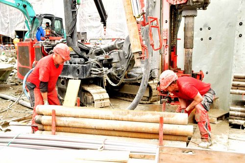 Nell’ambito del progetto per la costruzione del complesso scolastico Walka, a Zermatt, la società GW Geowärme AG esegue con una KLEMM KR 805-3GW 40 perforazioni profonde 140 m.