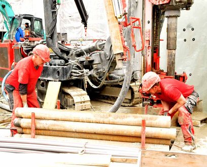 Beim Projekt Schulhausareal Walka in Zermatt führt die GW Geowärme AG mit dem Bohrgerät KLEMM KR 805-3GW 40 Bohrungen von je 140 m Tiefe aus.