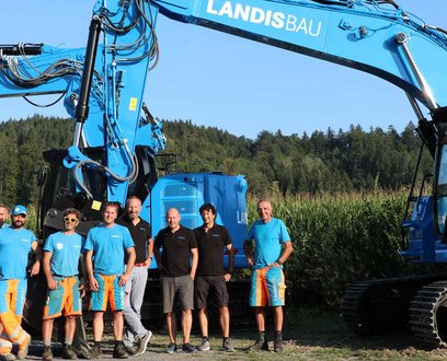 Verantwortliche der Landis Bau AG bei der Übergabe der beiden neuen Raupenbagger der nächsten Generation Cat 325 auf dem Firmenareal in Baar ZG.
