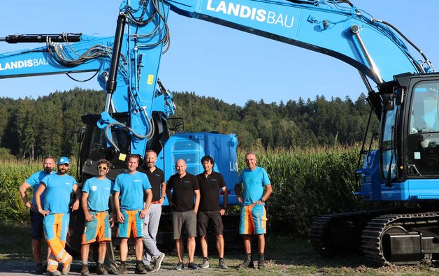 Verantwortliche der Landis Bau AG bei der Übergabe der beiden neuen Raupenbagger der nächsten Generation Cat 325 auf dem Firmenareal in Baar ZG.