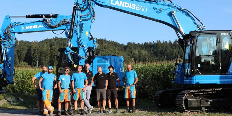 Ecco i responsabili della Landis Bau AG al momento della consegna dei due nuovi escavatori cingolati di ultima generazione Cat 325, presso lo stabilimento aziendale di Baar (ZG).
