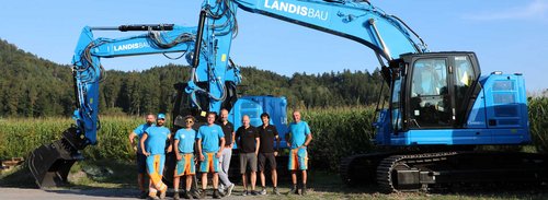 Verantwortliche der Landis Bau AG bei der Übergabe der beiden neuen Raupenbagger der nächsten Generation Cat 325 auf dem Firmenareal in Baar ZG.