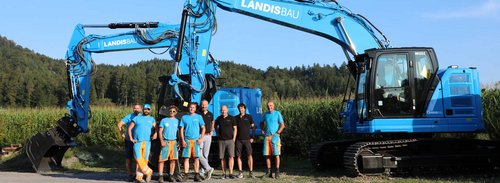 Les responsables de la Landis Bau AG au moment de la remise des deux nouvelles pelles sur chenilles de prochaine génération Cat 325 au Centre d’entretien de l’entreprise à Baar ZG.