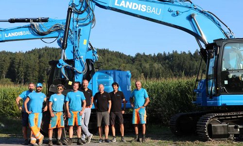 Verantwortliche der Landis Bau AG bei der Übergabe der beiden neuen Raupenbagger der nächsten Generation Cat 325 auf dem Firmenareal in Baar ZG.