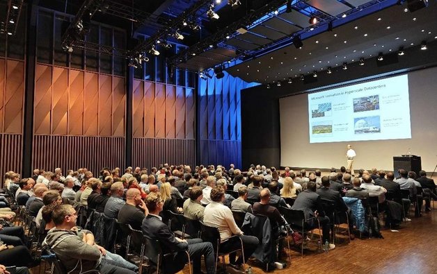 Tec Forum Baden 2024: Blick in den Saal des Tagungszenrtums «Trafo».