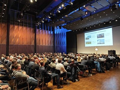 Tec Forum Baden 2024: Blick in den Saal des Tagungszenrtums «Trafo».
