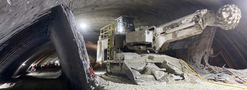 Machine clé du projet RBS: La haveuse à attaque ponctuelle massive Sandvik MT520.