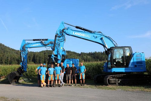 Les responsables de la Landis Bau AG au moment de la remise des deux nouvelles pelles sur chenilles de prochaine génération Cat 325 au Centre d’entretien de l’entreprise à Baar ZG.