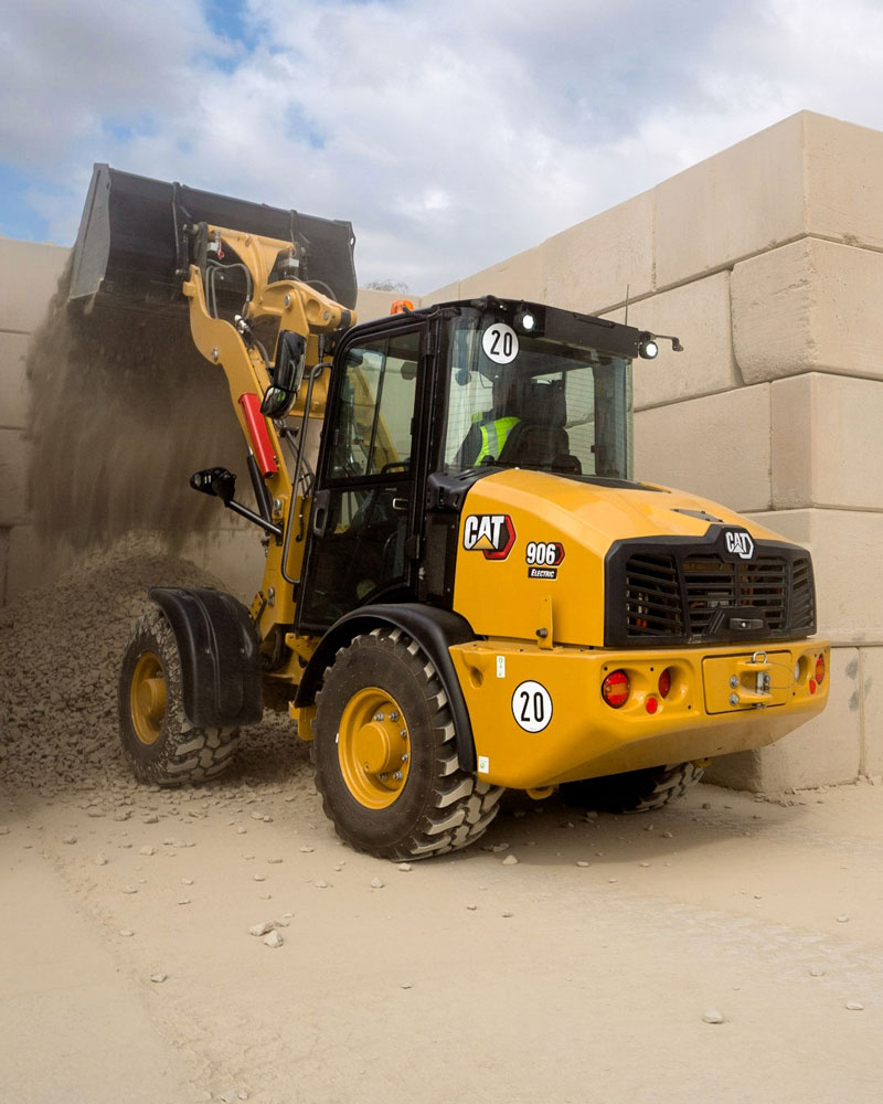 La chargeuse sur pneus Cat 906 electric peut atteindre jusqu'à six heures d'autonomie avec une batterie lithium-ion pleine de 300 volts et une capacité de 64 kWh.